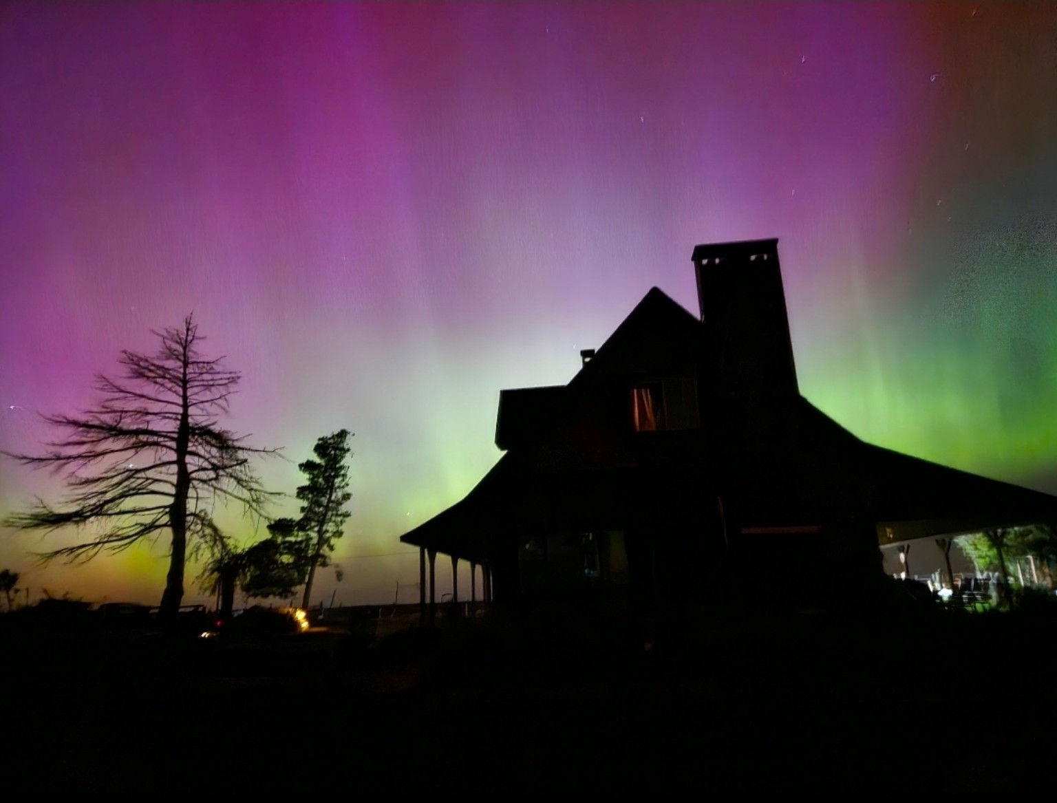 The Horseshoe House beneath colorful northern lights